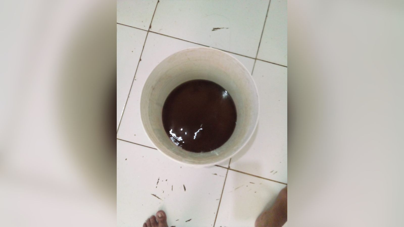 Em Patos, moradora relata coloração escura na água e que estaria imprópria para o consumo; Cagepa explica a situação