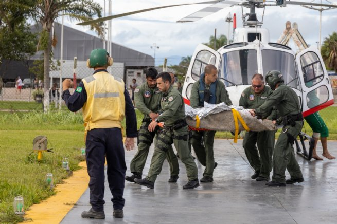 Temporal causa ao menos 36 mortes no litoral norte de São Paulo e moradores fazem corrente para resgatar bebês. VEJA VÍDEO
