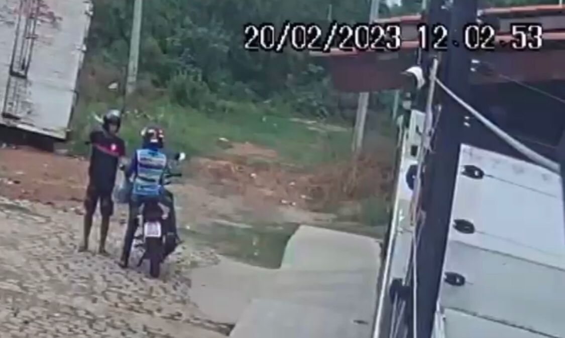 Mototaxista tem moto tomada por assalto no início da tarde desta segunda-feira (20), no bairro do Salgadinho, em Patos. Veja vídeo