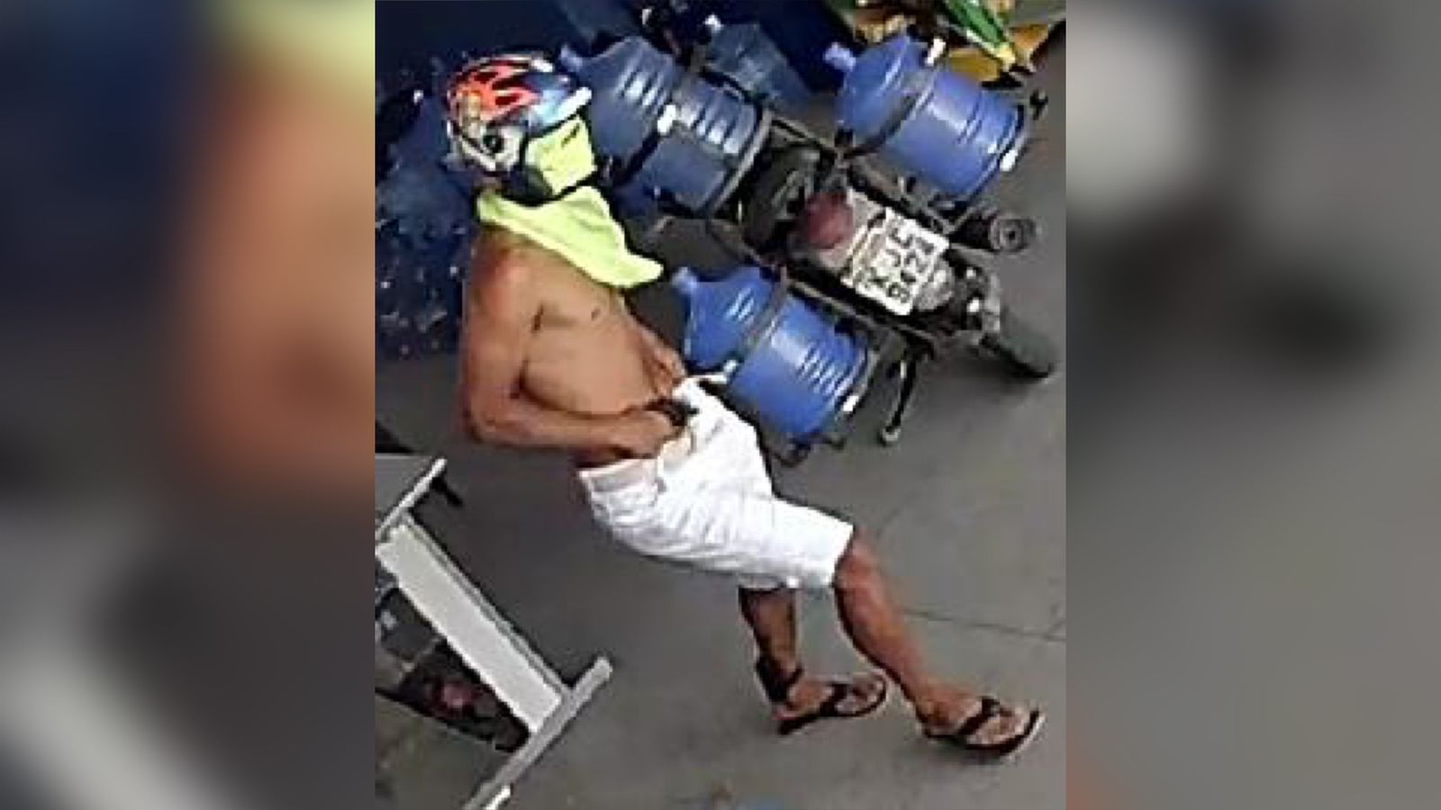 Com tornozeleira eletrônica, homem armado assalta distribuidora de água em Itapetim, PE. VÍDEO