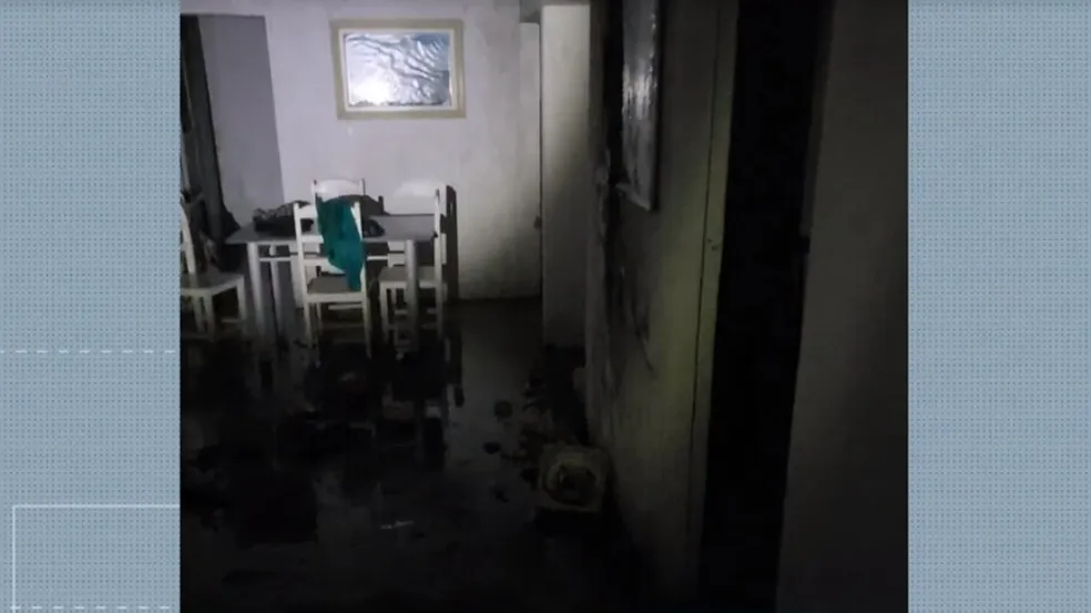 Crianças são socorridas por policiais após incêndio em casa no Cariri Paraibano