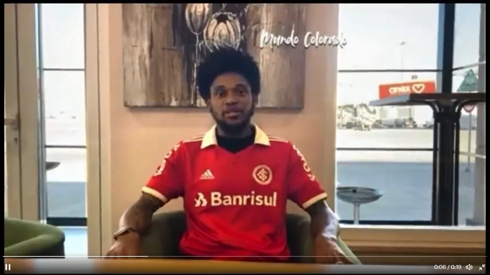 Internacional anuncia contratação do centroavante Luiz Adriano