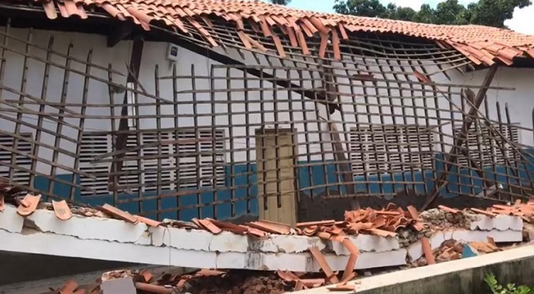 Teto de área externa de Colégio Estadual desaba após fortes chuvas em Cajazeiras. Veja vídeo
