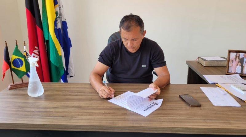 Prefeito de Catingueira sanciona Leis que reajustam salários dos Professores, ACS e ACE