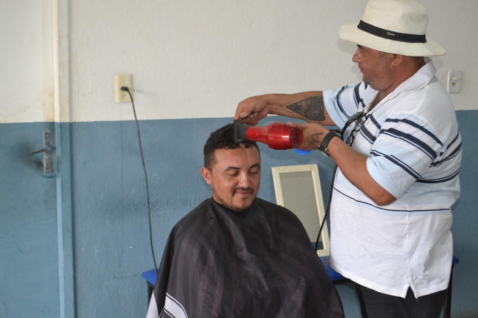 Servidores, garis e prestadores de serviços da Secretaria de Serviços Públicos em Patos terão corte de cabelo gratuito