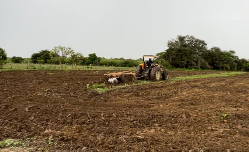 Prefeitura de Patos dá seguimento ao programa de corte de terra na zona rural do município