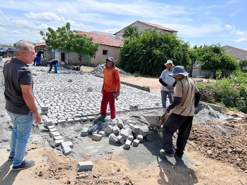 Prefeitura de Patos realiza pavimentação no trecho que liga Luar de Angelita ao Novo Horizonte