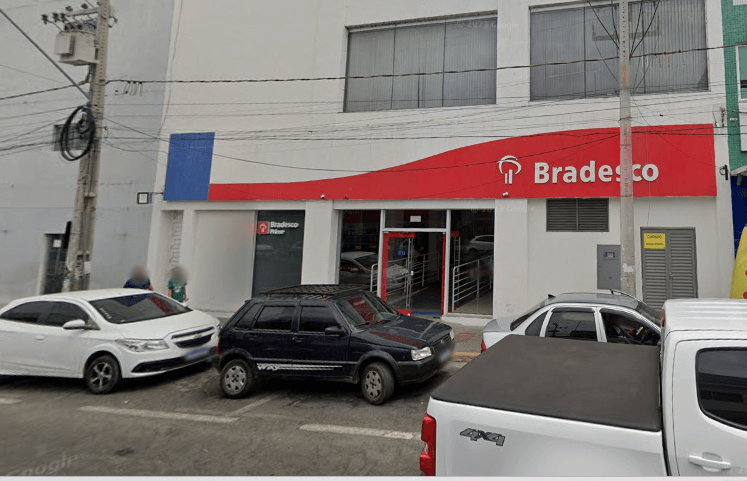 Mulher é assaltada e tem bolsa contendo documentos e quantia de mais de R$ 8 mil, roubada por casal ao sair de banco no Centro de Patos