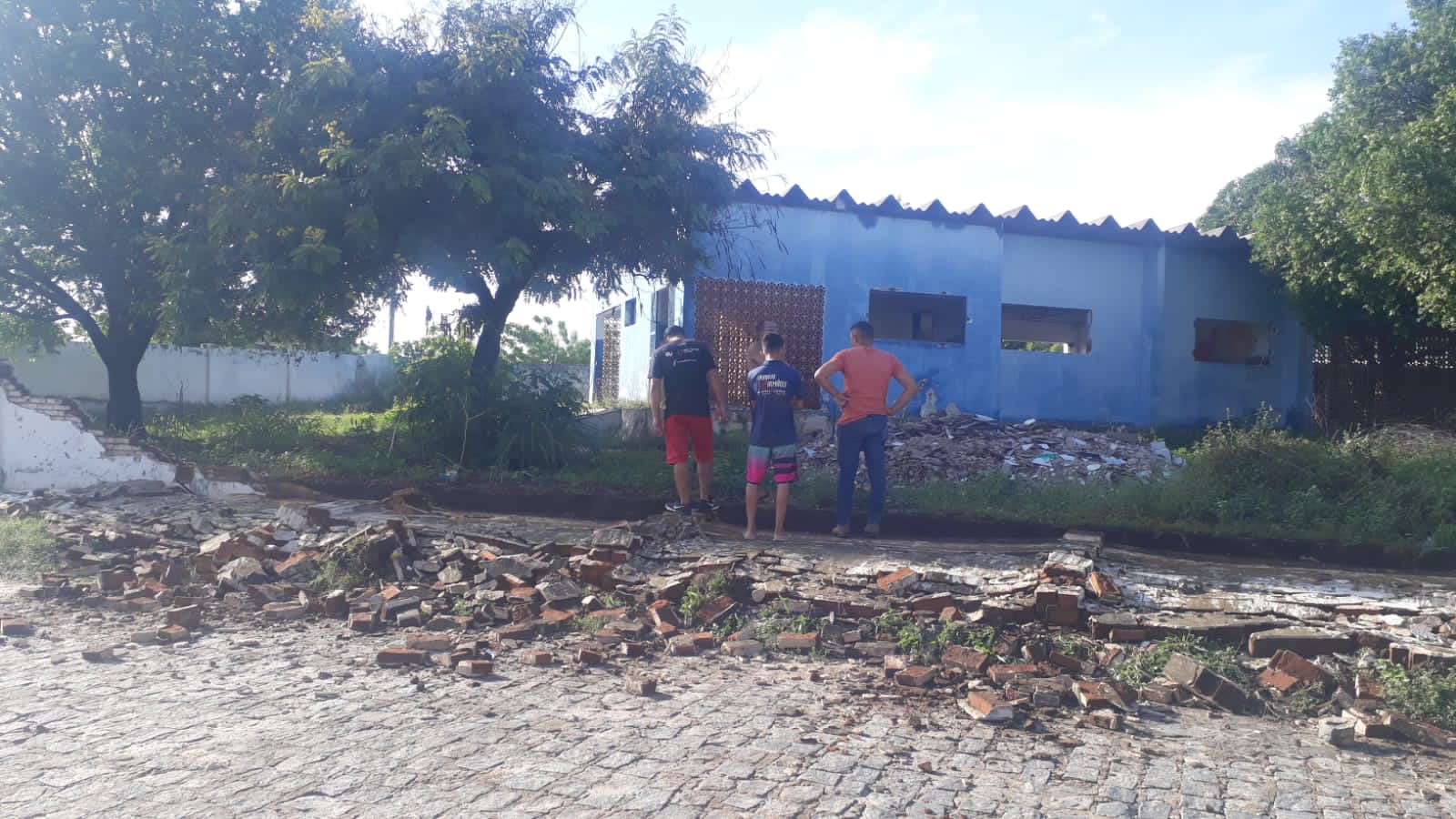 Em Patos, muro da Creche Maria Eunice, no São Sebastião, desaba diante da forte chuva nesta sexta (24); Secretária de Educação diz que local já passa por reformas