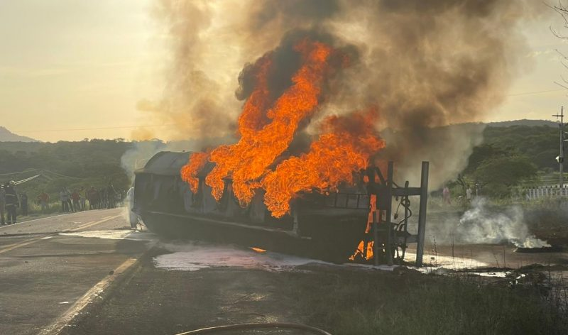 Motorista morre carbonizado após carreta carregada com combustíveis tombar e pegar fogo, na BR-230, em Pombal. VÍDEO