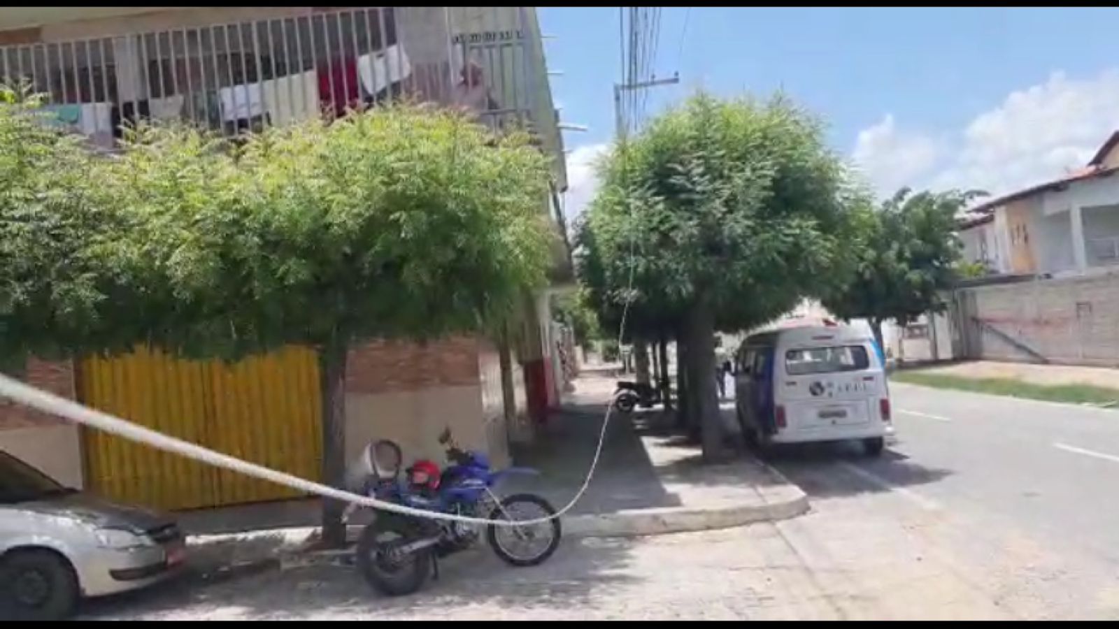 Por pouco motociclista não é vítima de fio de internet pendurado no bairro do Santo Antônio, em Patos; Veja Vídeo