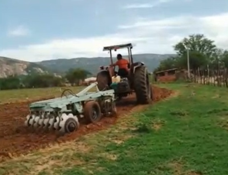 Prefeitura de Passagem inicia cortes de terras e beneficia agricultores do município