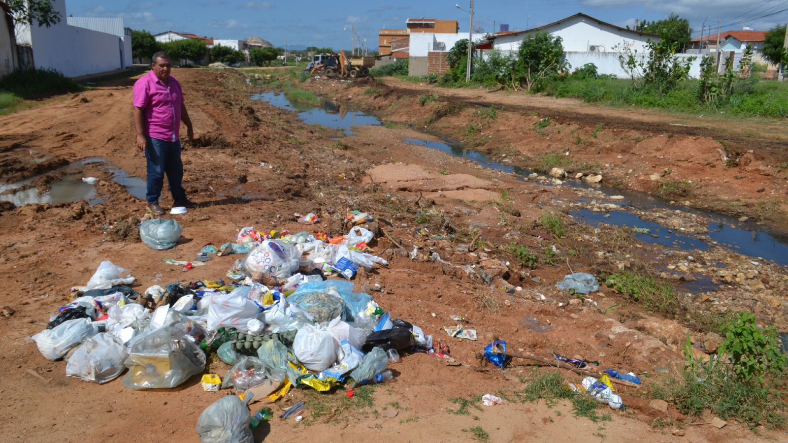 Em Patos, após canal no Salgadinho ser limpo, populares voltam a colocar lixo às margens do local
