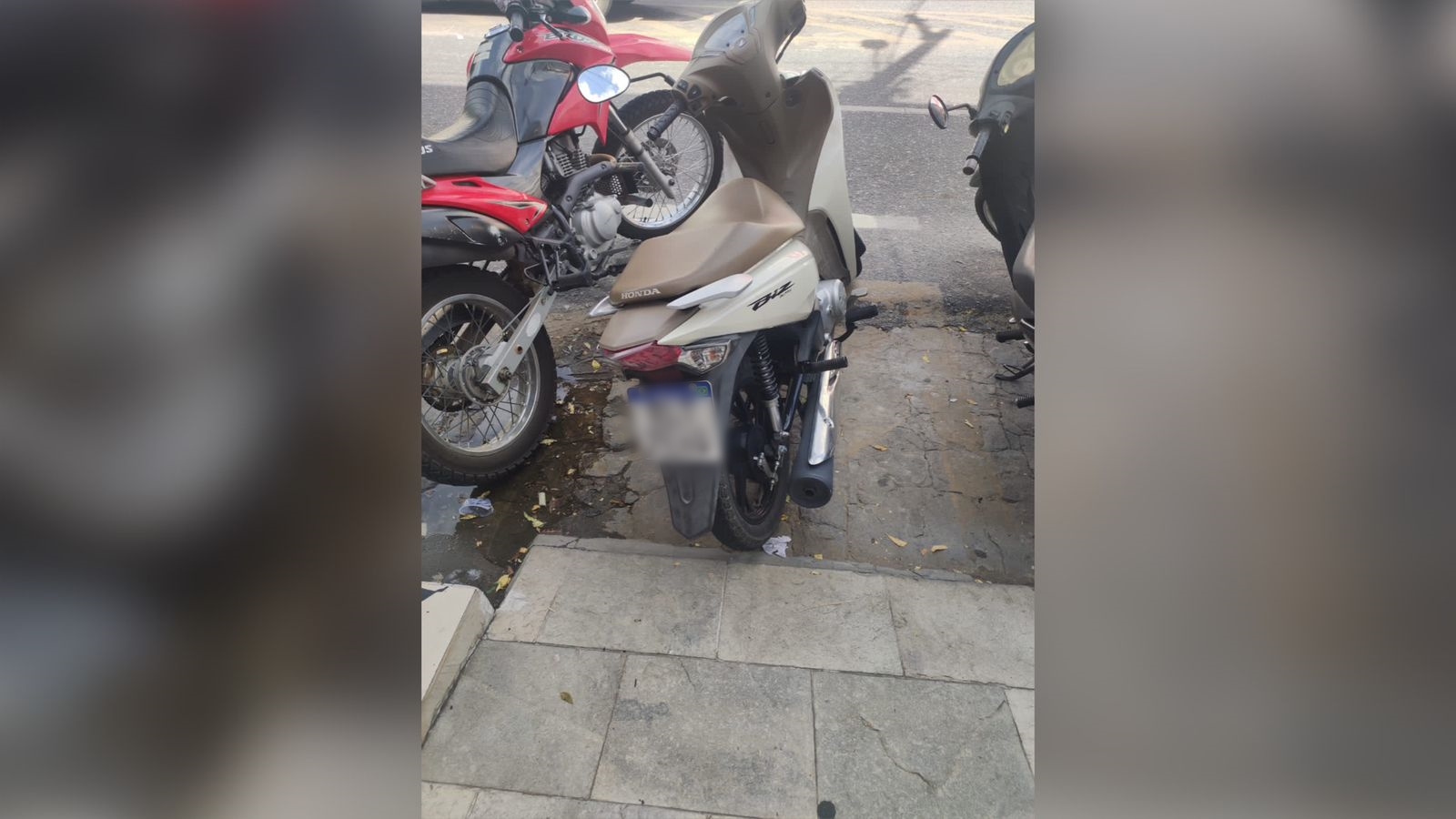 Em Patos, popular denuncia que teve acesso à rampa de cadeirantes bloqueada após agente de trânsito, fardada, estacionar veículo particular no local; Coordenador diz não haver infração de trânsito na situação