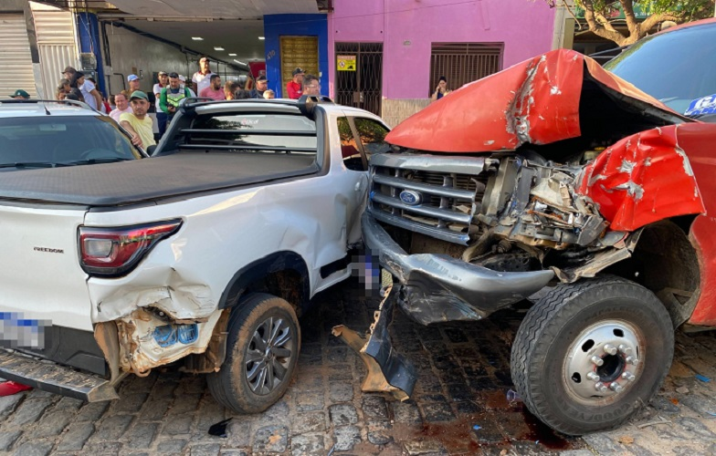 Homem com sintomas de embriaguez tenta roubar caminhão no centro de Cajazeiras e colide em oito carros. VÍDEO