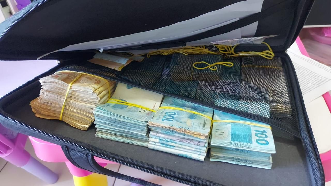 Polícia Federal cumpre 10 mandados de busca e apreensão e apreende R$ 263 mil em operação desencadeada nesta quinta-feira, na região de Patos e em João Pessoa