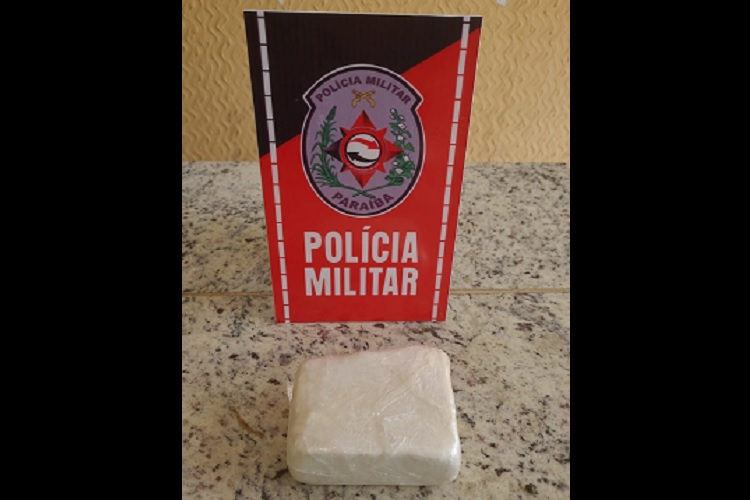 Na região de Catolé do Rocha, suspeito foge de blitz e deixa cair quase meio quilo de pasta base de cocaína