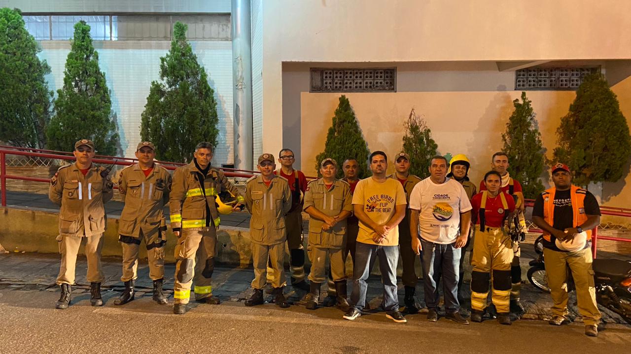 Bombeiro Civil, de 17 anos e à paisana, auxilia Corpo de Bombeiros na retirada de clientes após incêndio no Guedes Shopping, em Patos