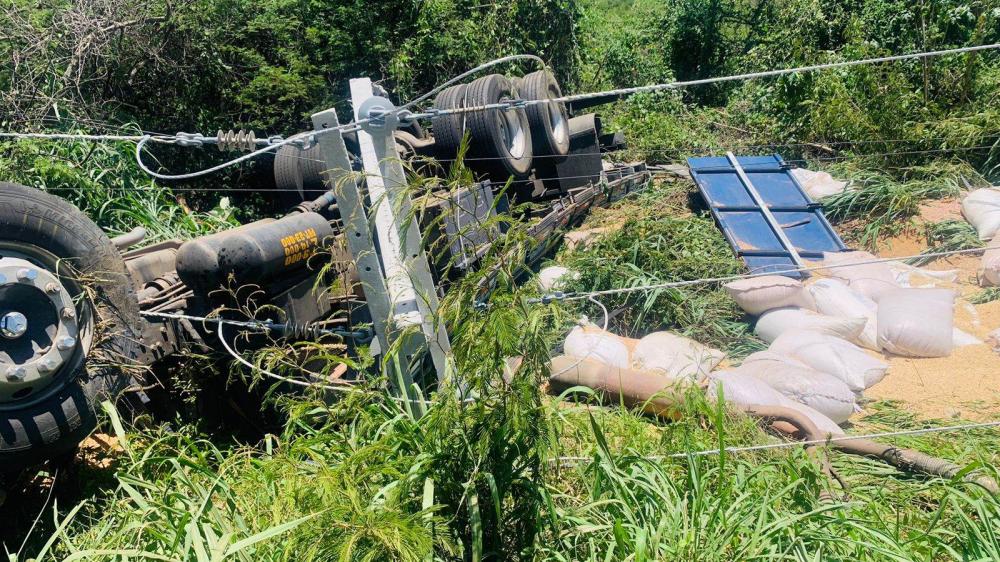 Três pessoas ficam feridas após caminhão carregado com feijão colidir em poste e tombar, entre Teixeira e Desterro. VÍDEO