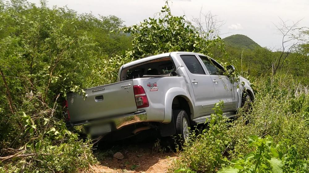 Motorista de Hilux carregada com feijões sobra em curva entre Teixeira e São José do Bonfim, na PB-262. Vídeo