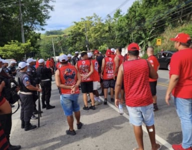 Flamengo treina sob protesto no Ninho do Urubu; Léo Pereira e Gabigol são alvo de xingamentos