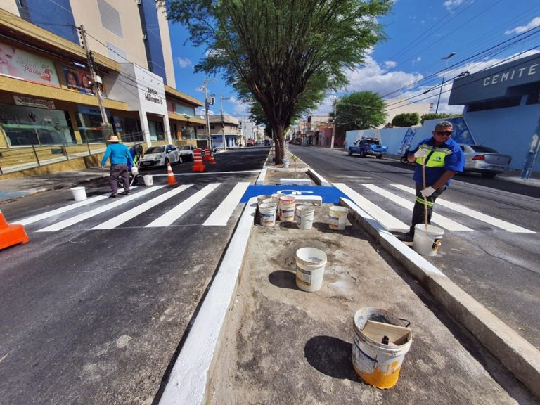 Internauta denuncia que motociclistas estão utilizando faixa de pedestre em frente ao Cemitério São Miguel, em Patos, como retorno; Coordenador de educação da Sttrans comenta situação