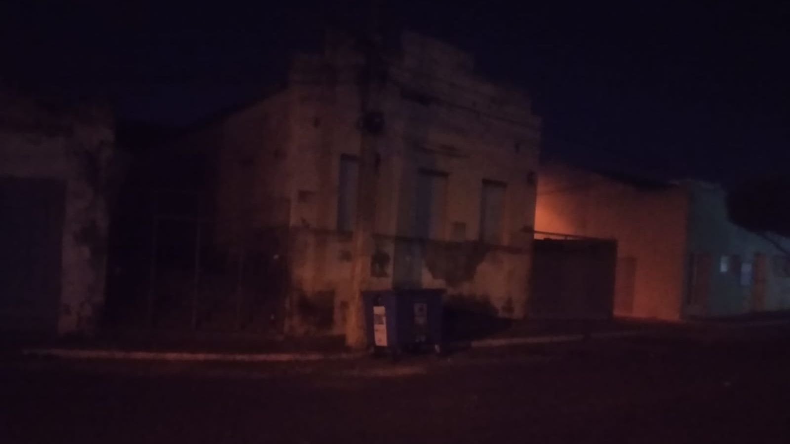 Popular denuncia escuridão e falta de iluminação na Rua 26 de Julho, no centro de Patos; Prefeitura diz que aguarda chegada de material para repor lâmpada