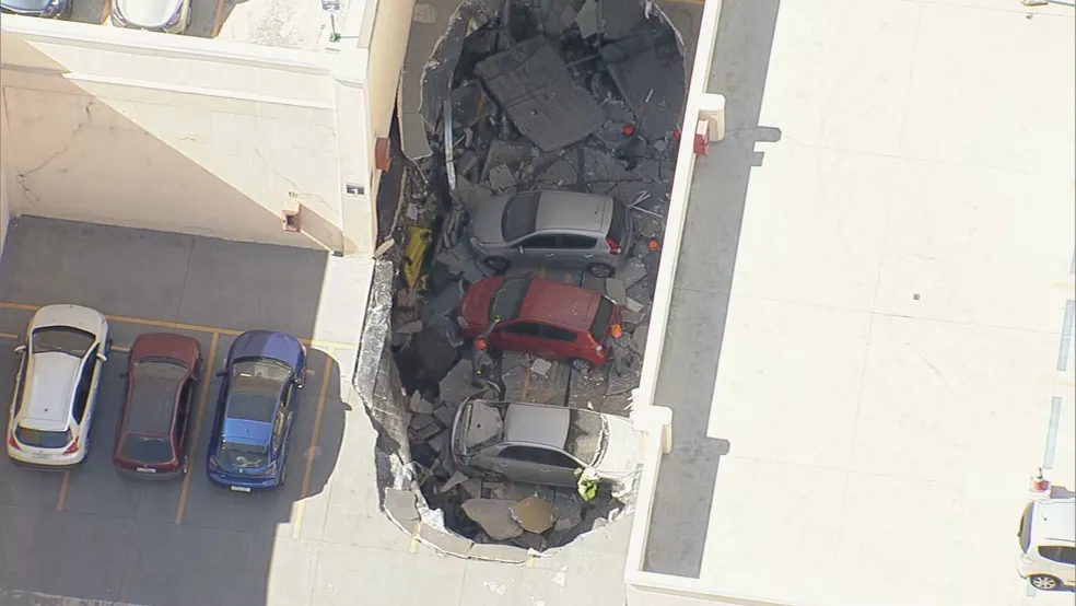 Parte de teto de shopping desaba, em Osasco-SP