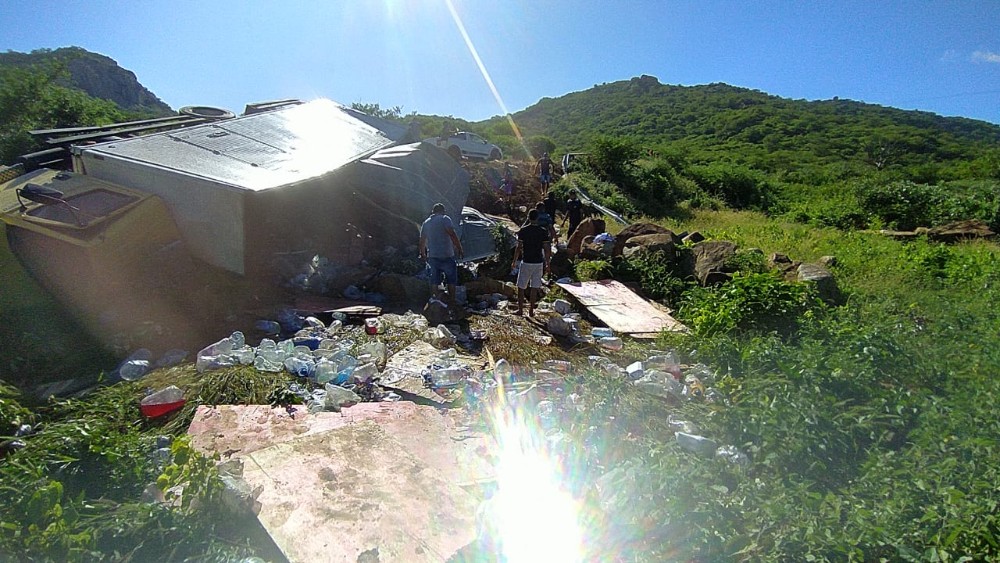 Caminhão baú carregado com produtos de limpeza tomba na madrugada desta quinta-feira (09) na Serra do Teixeira; Vídeo