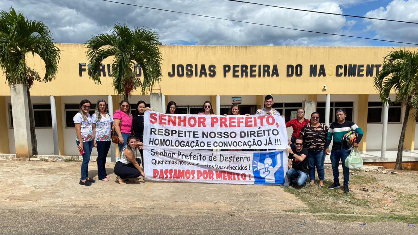 Após suspensão no concurso público de Desterro-PB, aprovados se mobilizam em frente ao fórum de Teixeira para cobrar celeridade