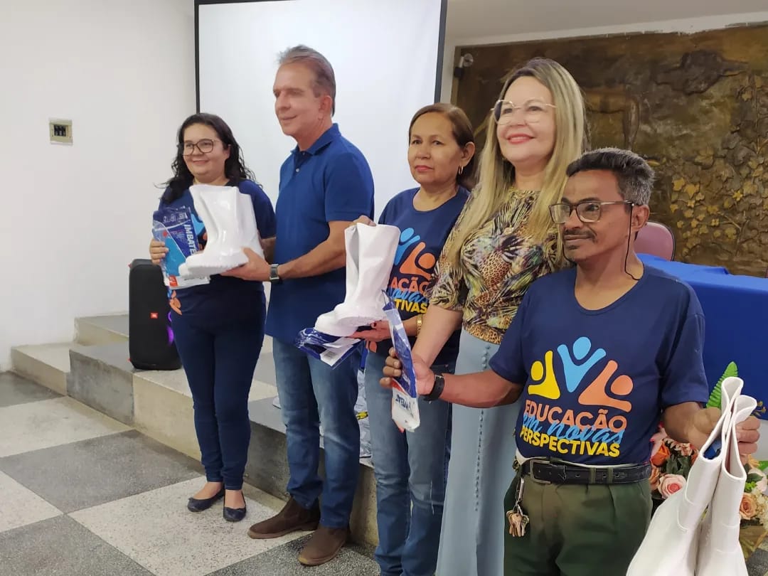 Prefeitura de Patos entrega novos EPI's para servidores e auxiliares de serviços gerais da Educação