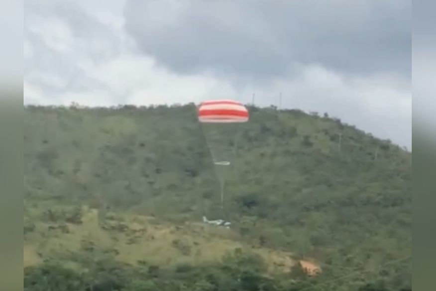 Avião cai em Minas Gerais após pane e piloto consegue acionar paraquedas. VÍDEO