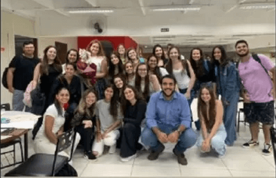 Após sofrer discriminação, estudante de 40 anos recebe flores de colegas. VÍDEO