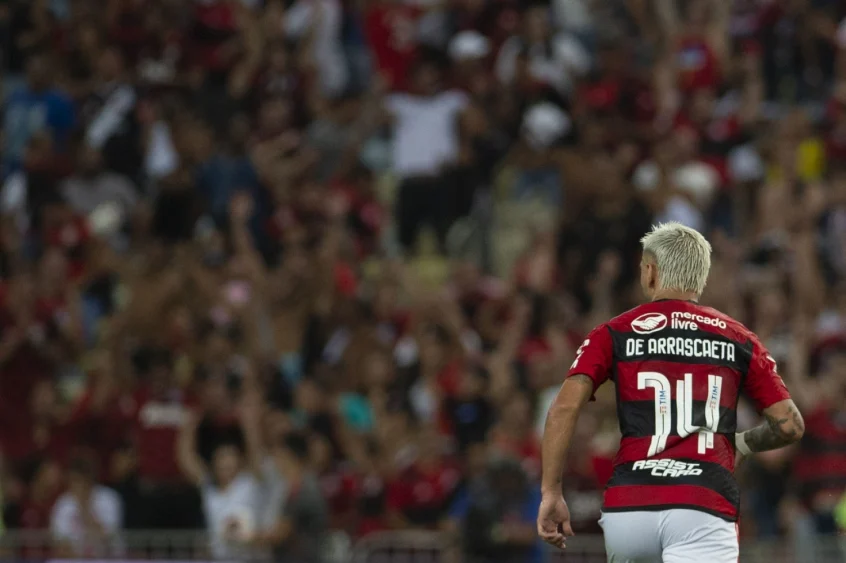 Flamengo vence o Vasco de virada e assume vantagem na semifinal do Carioca