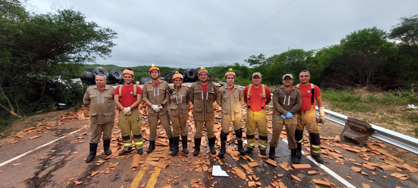 Caminhão carregado com telhas tomba na madrugada desta terça-feira (12) entre Teixeira e Desterro, na PB-238