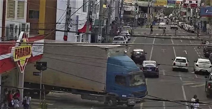 Câmeras de Monitoramento flagram imprudência gravíssima de motorista de caminhão no Centro de Patos. VÍDEO
