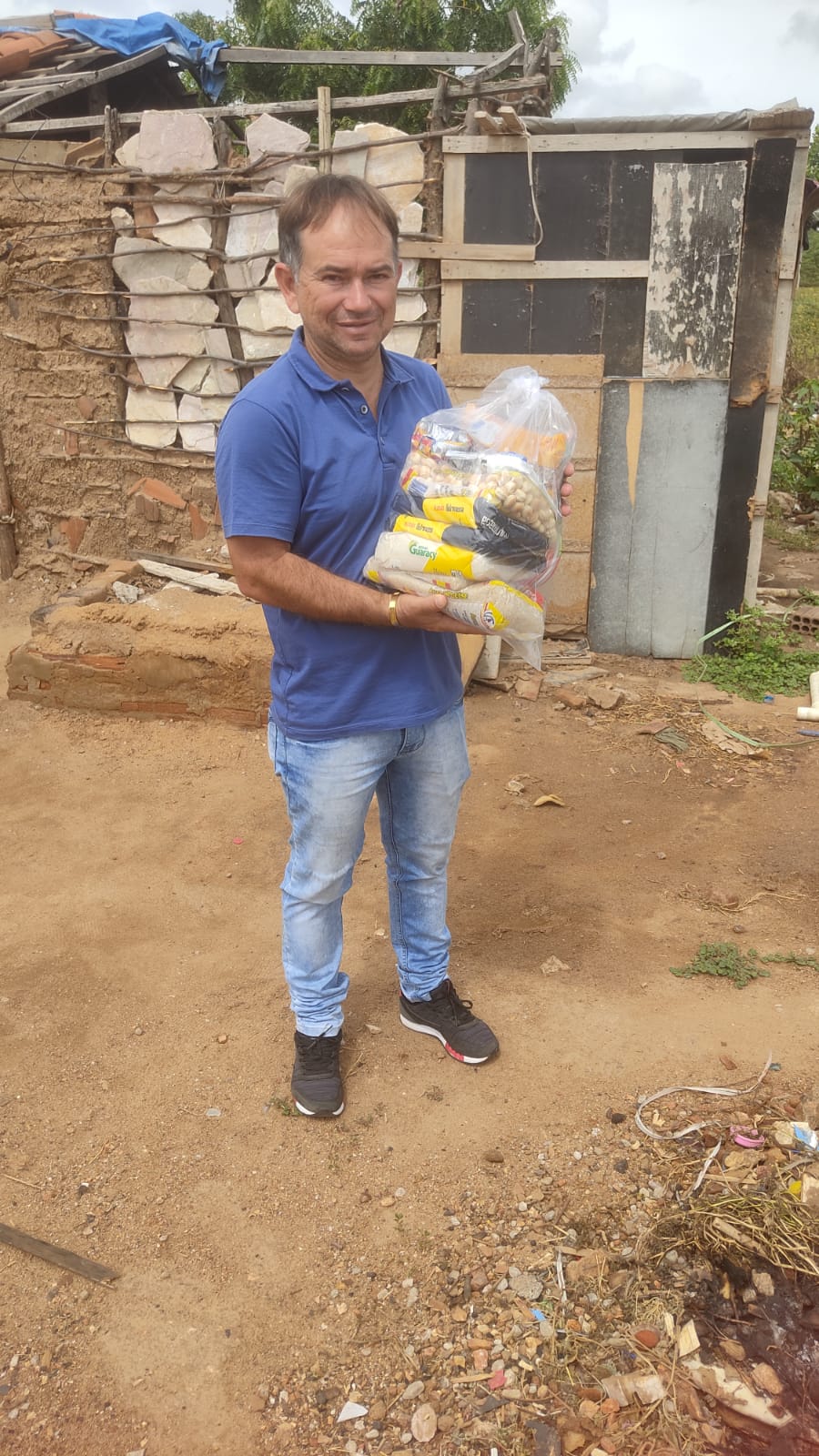 Em Patos, empresário cumpre promessa e doa cem cestas básicas para famílias de bairros carentes após jogo do Nacional. VÍDEO