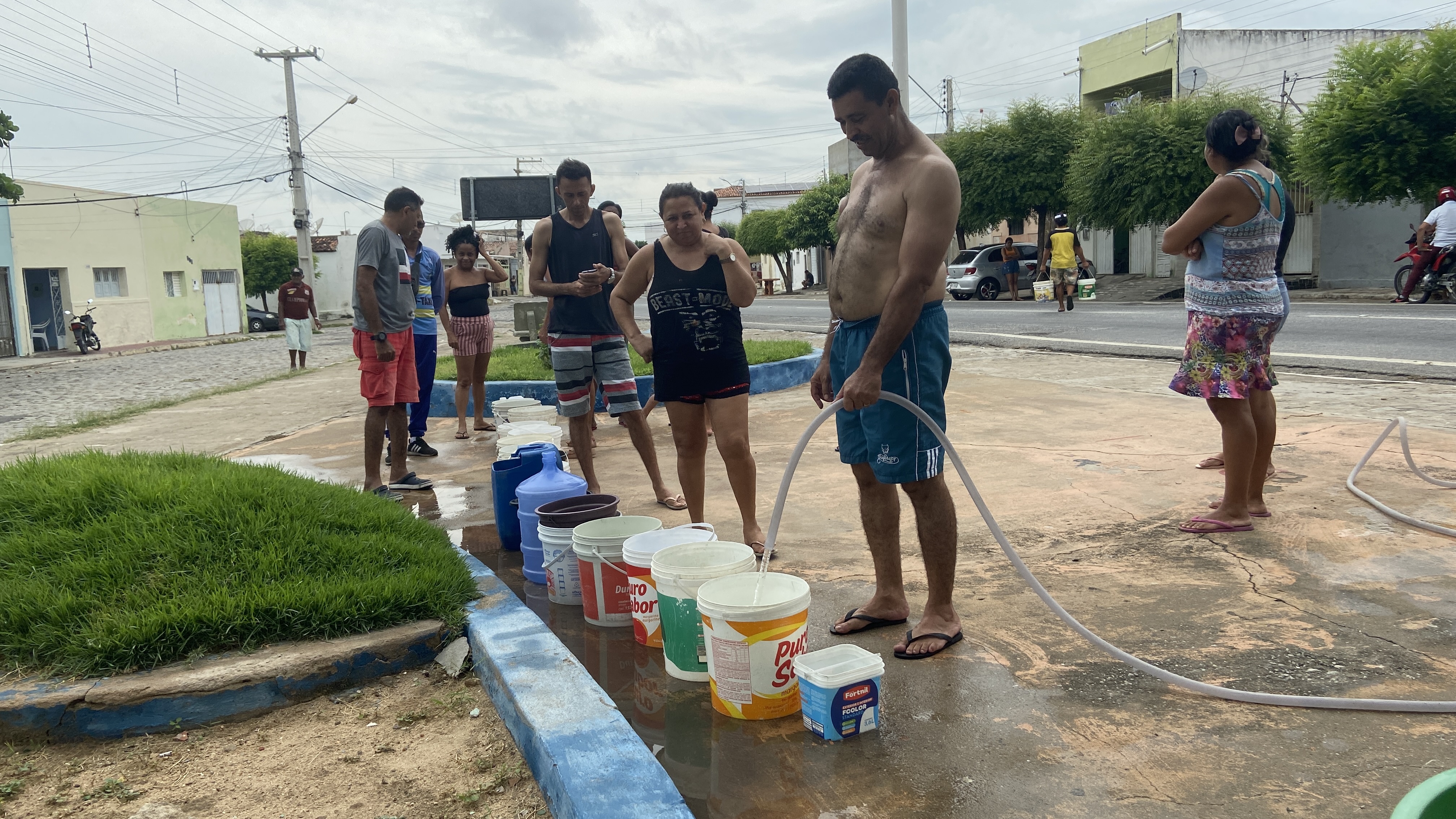 Moradores do bairro da Liberdade, em Patos, utilizam água de poço da praça para conseguir realizar afazeres domésticos diante de grave crise de abastecimento. VÍDEO