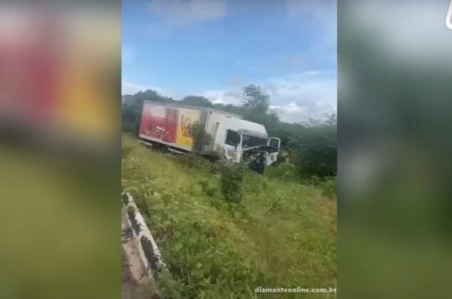 Motorista perde controle de caminhão e sai da pista na PB-386, em Boa Ventura