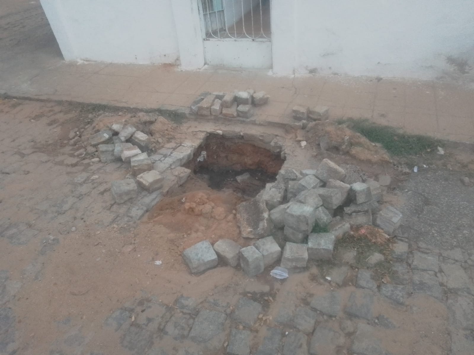 Morador da Rua Maria de Souza Barreto, no bairro da Maternidade, cobra conserto de galeria; Prefeitura diz que demanda será atendida