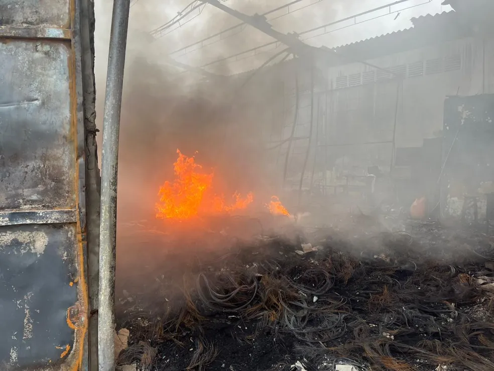 Caos no RN: Galpão de companhia de coleta é incendiado por criminosos e passa a noite em chamas em Natal