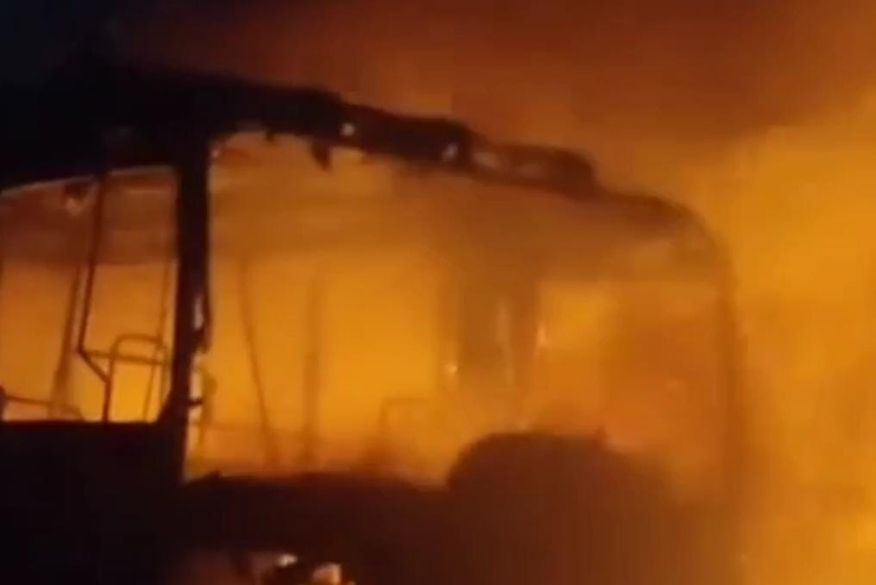 VÍDEO: ônibus escolar de Brejo do Cruz-PB é incendiado por criminosos em oficina na cidade de Caicó-RN