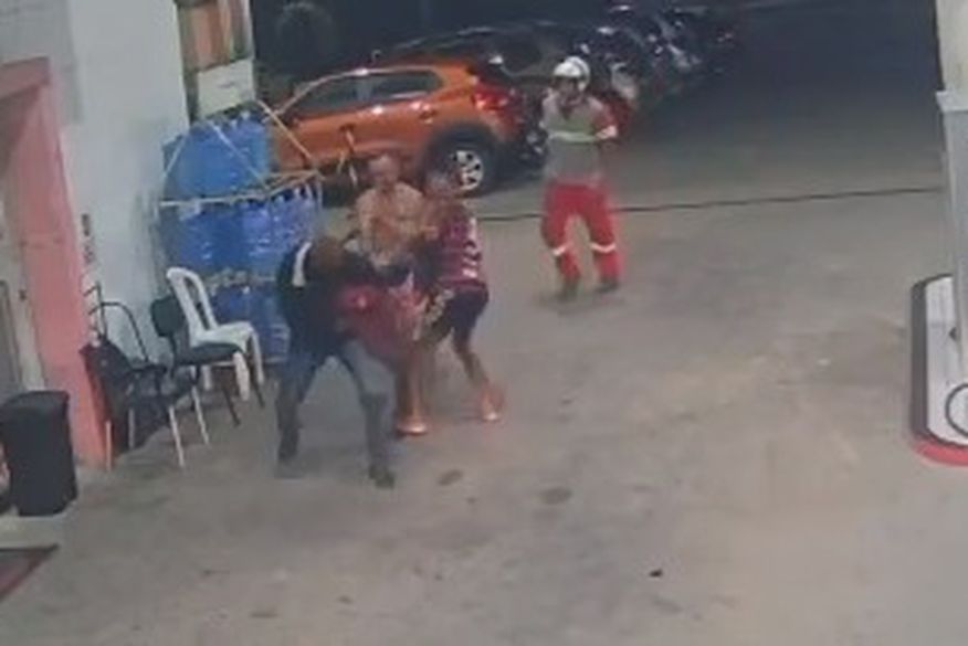 População imobiliza menor infrator após tentativa de assalto, na Paraíba. VÍDEO