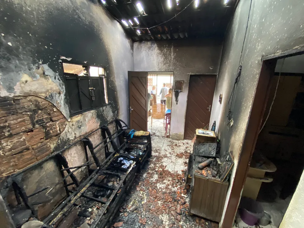 Terror no RN: Criminosos expulsam moradores e incendeiam três casas em Natal. Policial Penal é assassinado