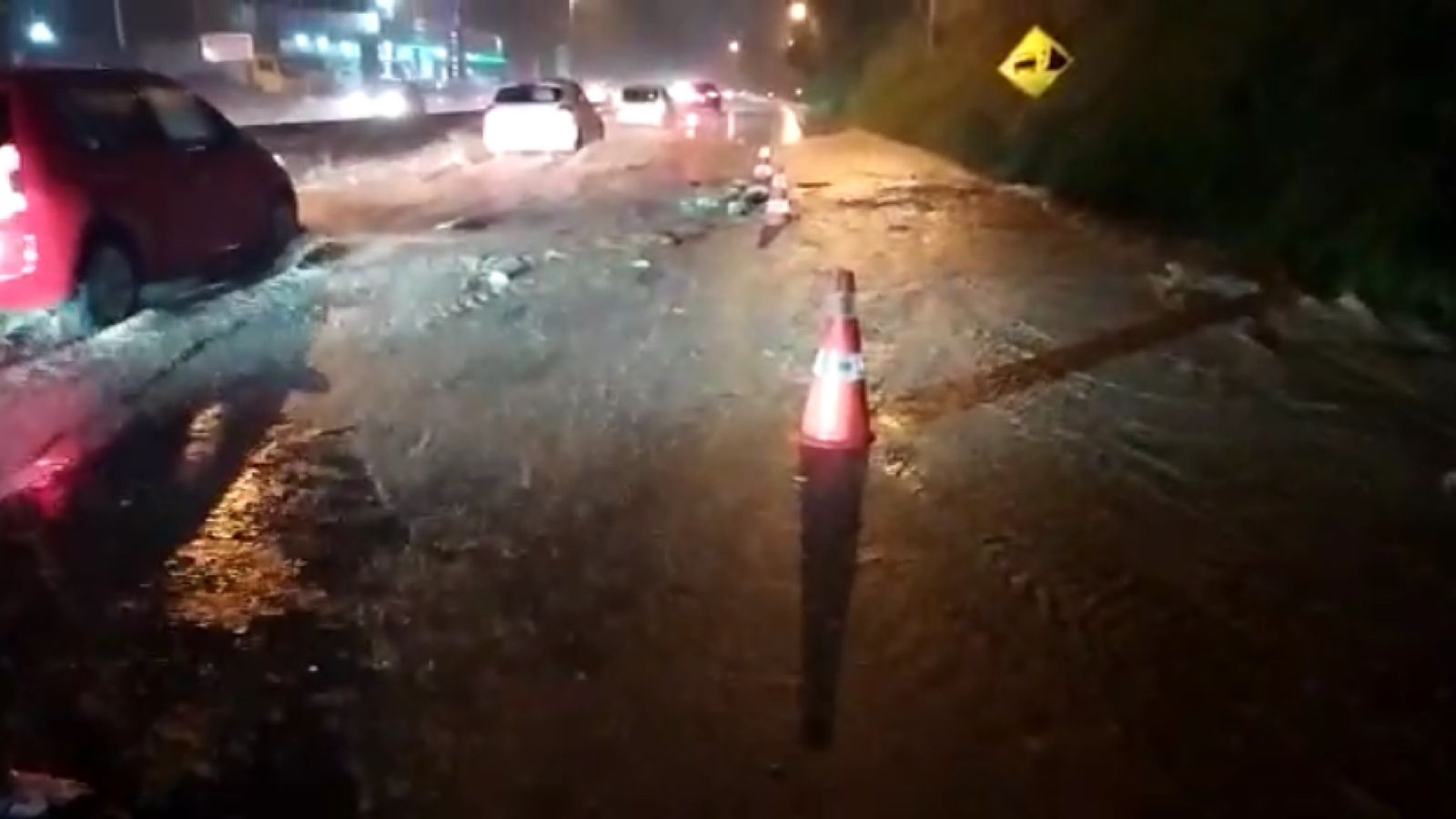 Trecho da BR-230 é totalmente interditado após deslizamento de barreira diante das fortes chuvas em João Pessoa