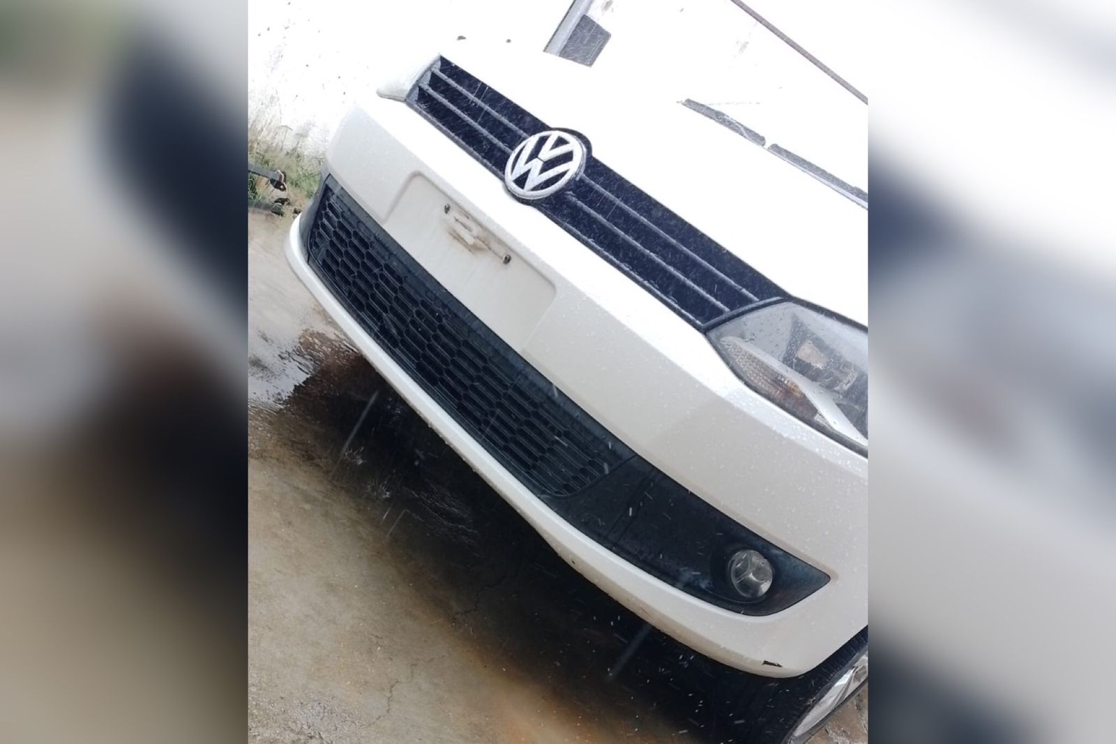 Motorista de aplicativo procura placa de carro que caiu do veículo durante a chuva de ontem, em Patos