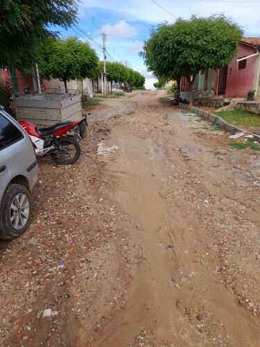Morador da Rua Justiniano Guedes, no bairro do Jatobá, cobra conclusão de obras de calçamento no local; Prefeitura diz que irá realizar visita técnica no local