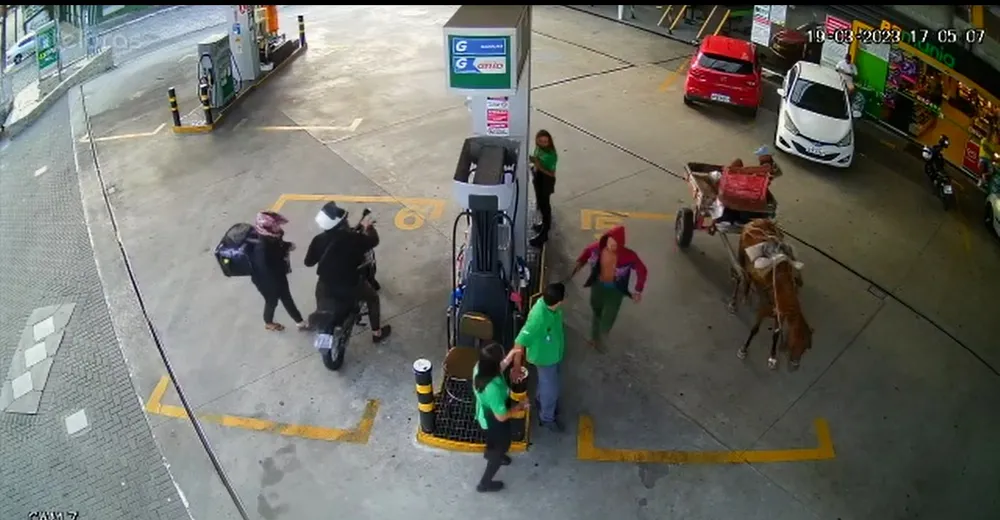 Imagens mostram homens em carroça tentando assaltar posto de gasolina, em Campina Grande