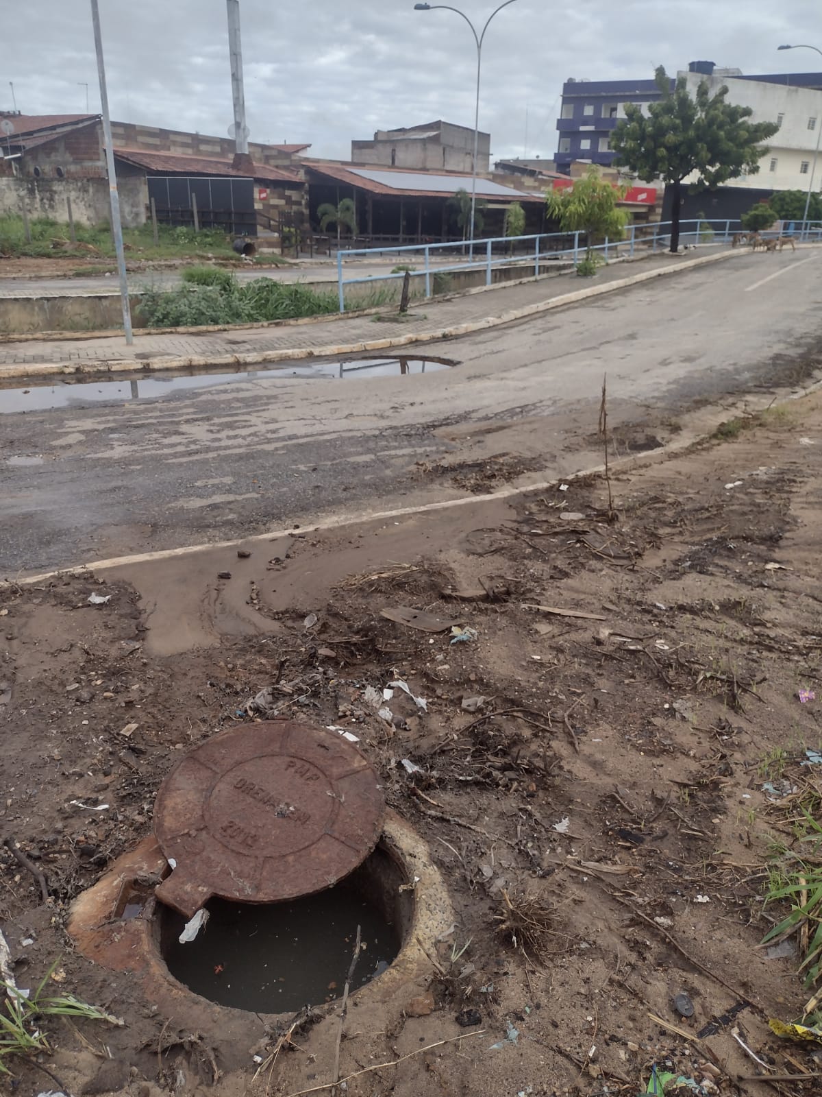 Morador do bairro Novo Horizonte cobra conserto de galeria que está dando retorno e prejudicando seu comércio; Prefeitura diz que demanda será atendida