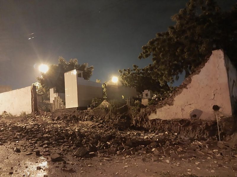 Muro do Cemitério São João Batista, no bairro da Vitória, desaba após chuvas na noite desta segunda-feira (20)